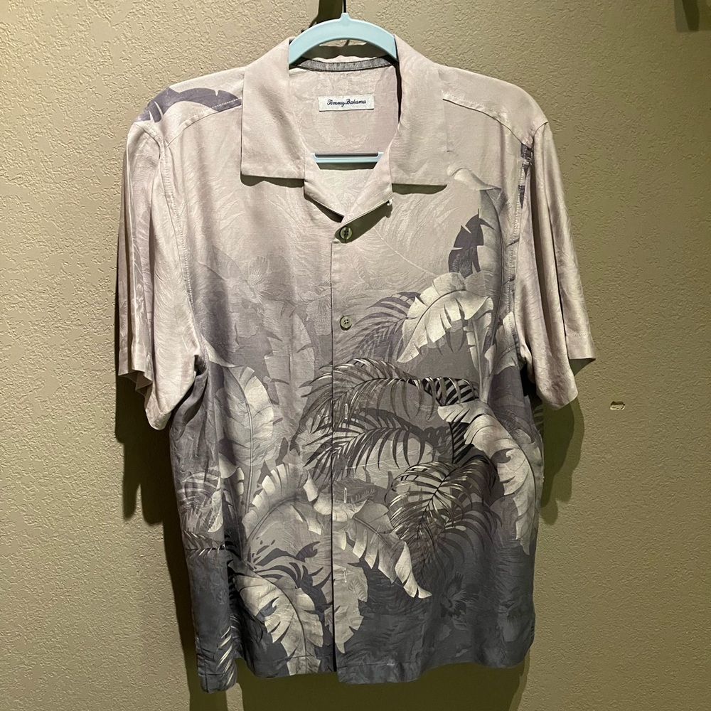 Tommy Bahama Gray Casual Button Down Shirt with Tropical Print 100% silk